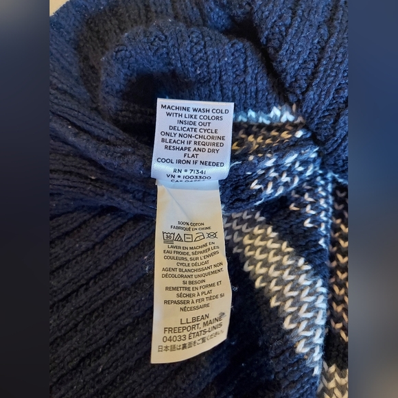 L.L. Bean Signature Navy and Cream Geometric Cotton Heavyweight Crewneck Sweater - Picture 5 of 7